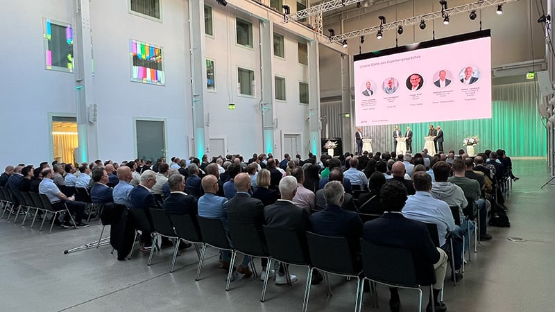 Konferenz mit Publikum und Podiumsdiskussion auf grosser Bühne