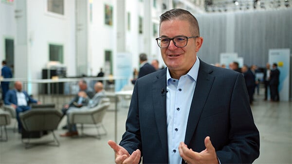 aveniq-insights-medienmitteilung-business-summit-2022-christophe-macherel-previ_iPknURD