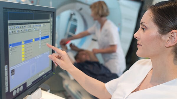 aveniq-whitepaper-automation-klinik-12-05-21